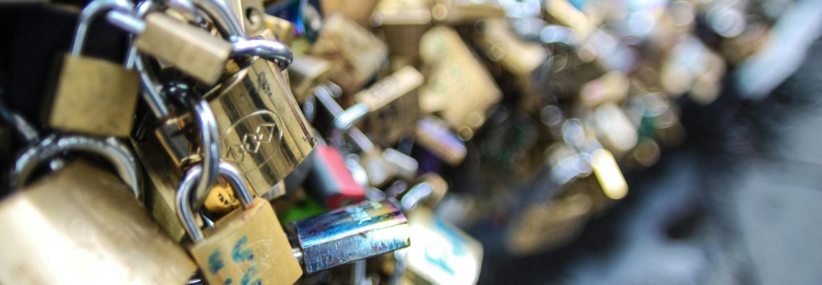 Lots of padlocks which fade into the distance