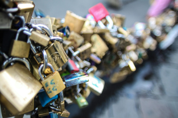 Lots of padlocks which fade into the distance